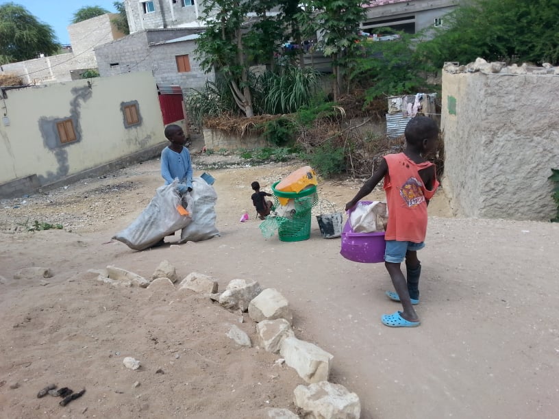 Dezenas De Criança Na Cidade Do Lobito Sobrevivem Da Lixeira Radio Angola 
