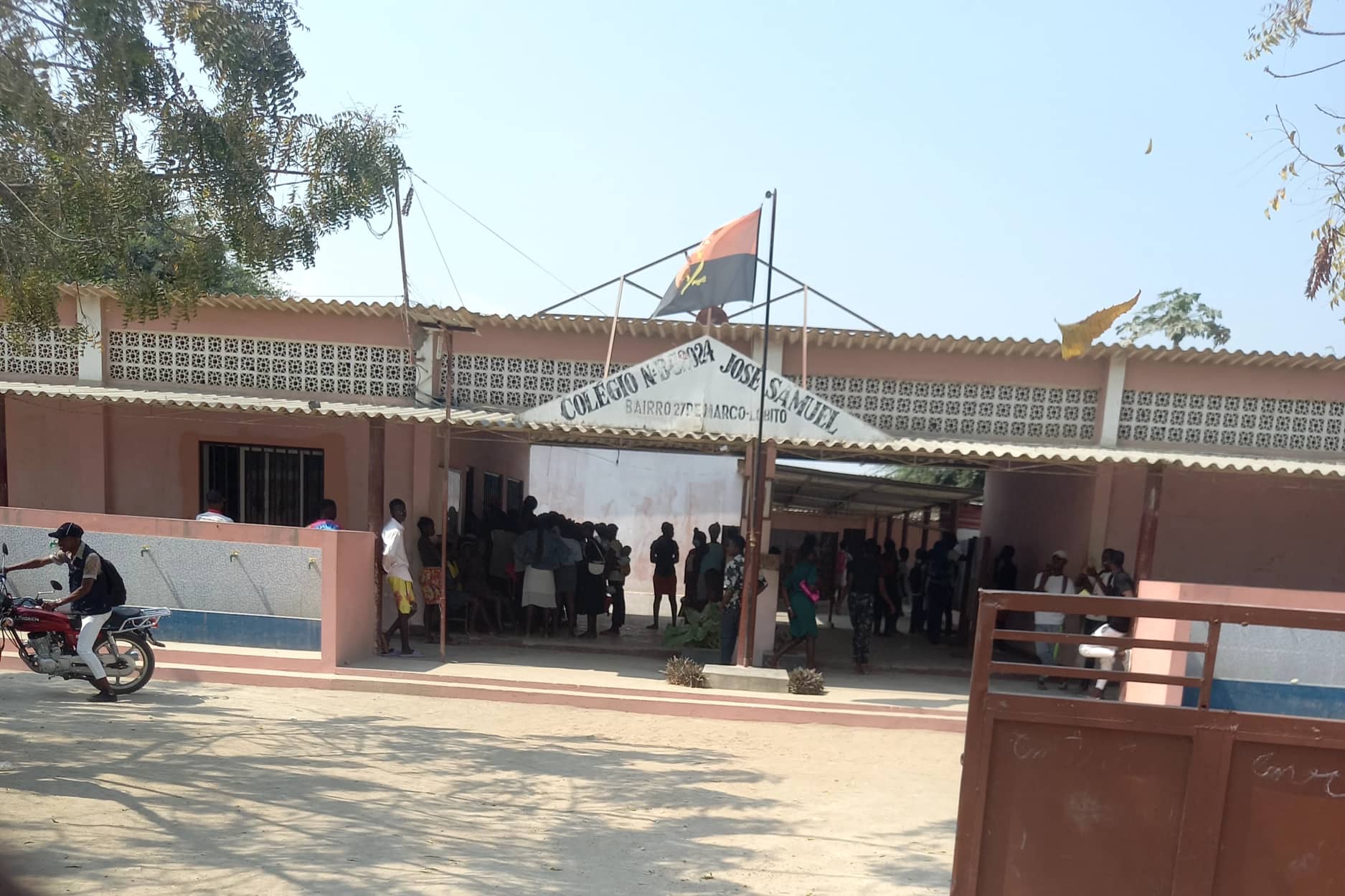 Benguela Encarregados de educação denunciam actos de corrupção na Escola “José SamuelLobito