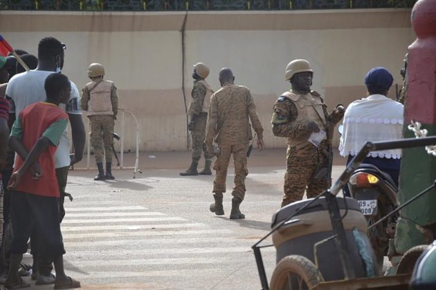 Burquina Faso: Líder da junta deposta abandona país com destino ao Togo