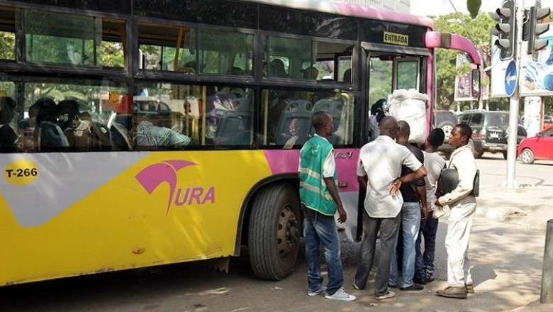 Antigos trabalhadores da transportadora “TURA” manifestam-se nesta quarta-feira em Luanda para exigir pagamento de salários de cinco anos em atraso