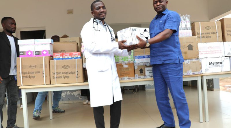 Malanje:Presidente do MOVANGOLA doa medicamentos ao Hospital do Luquembo e outros bens à população
