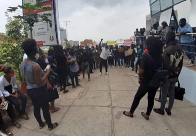 Universidade Metodista ameaça expulsar estudantes que protestam contra aumento de propinas