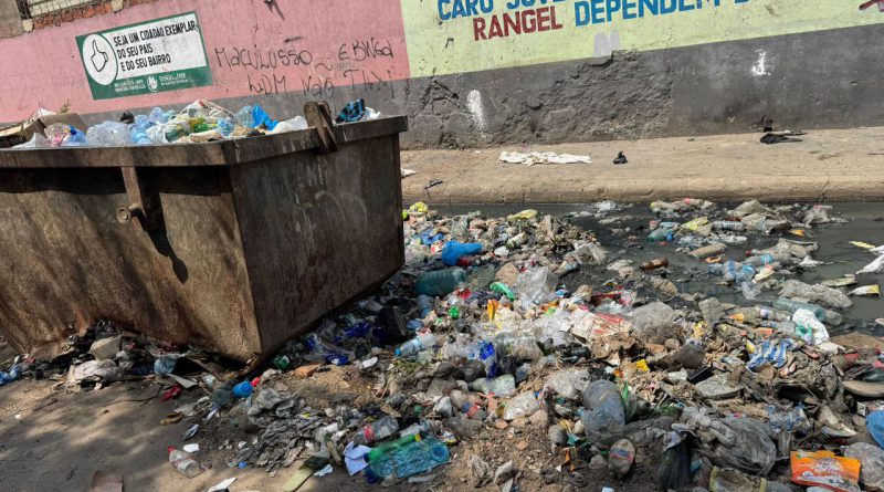 Moradores do Rangel receiam cólera: Águas paradas e amontoados de lixo na Rua do Suba-20 no Marçal