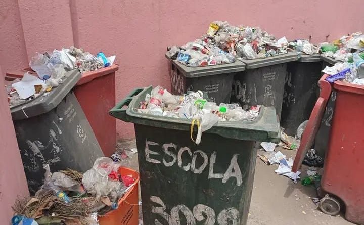 Amontoados de lixo na Escola n.º 3029 junto Administração do Cazenga preocupa estudantes Amontoados de lixo na Escola n.º 3029 junto Administração do Cazenga preocupa estudantes