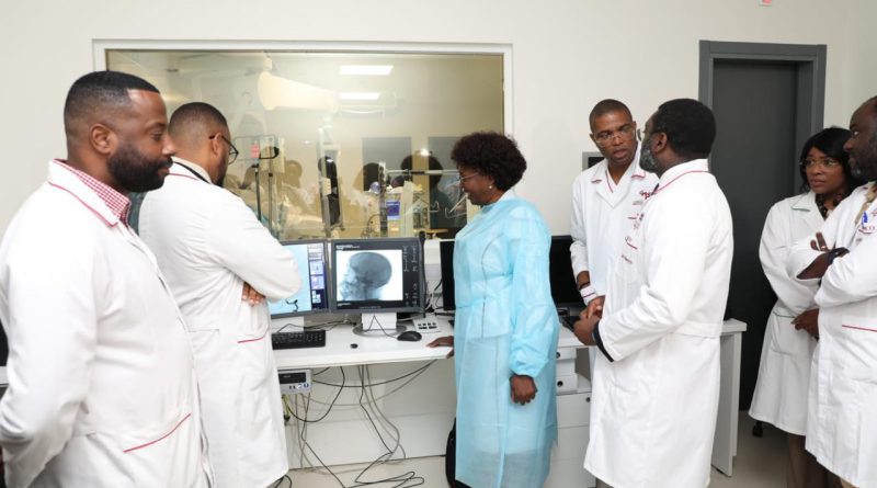 Ministra da Saúde testemunha procedimento cirúrgico invasivo vasculares cerebrais