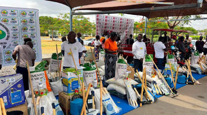 Município de Cabiri: Administração entrega de kits agrícolas para fomento da actividade agrícola