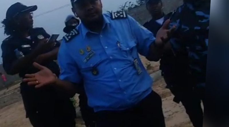 Comandante da Polícia da Camama acusado de intimidar famílias abandonadas pela Administração Municipal Comandante da Polícia da Camama acusado de intimidar famílias abandonadas pela Administração Municipal