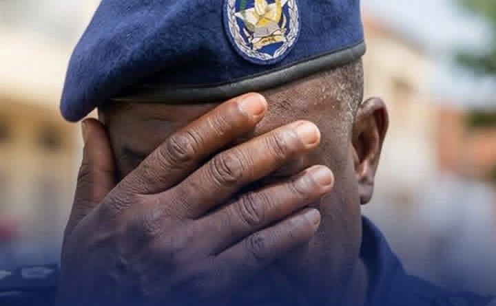 Lunda-Norte: Oficial da Polícia detido após disparar mortalmente contra própria filha de 6 anos em Cafunfo Lunda-Norte: Oficial da Polícia detido após disparar mortalmente contra própria filha de 6 anos em Cafunfo