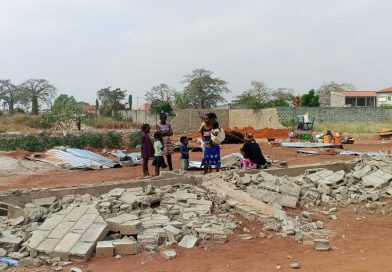 Sequele: Mãe de três filhos denuncia demolição da sua residência no bairro Vila Cativa e acusa director da fiscalização Wilson Morais de agir à margem da lei Sequele: Mãe de três filhos denuncia demolição da sua residência no bairro Vila Cativa e acusa director da fiscalização Wilson Morais de agir à margem da lei