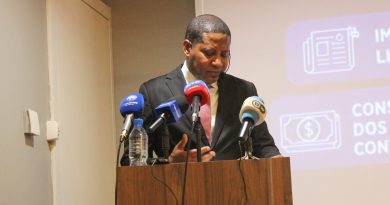 Florindo Chivucute apresenta em Luanda pesquisa sobre  “como a China e a Rússia enfraquecem o potencial da democracia em Angola”