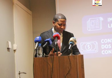 Florindo Chivucute apresenta em Luanda pesquisa sobre “como a China e a Rússia enfraquecem o potencial da democracia em Angola” Florindo Chivucute apresenta em Luanda pesquisa sobre “como a China e a Rússia enfraquecem o potencial da democracia em Angola”