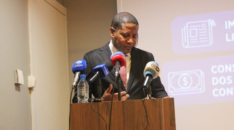 Florindo Chivucute apresenta em Luanda pesquisa sobre “como a China e a Rússia enfraquecem o potencial da democracia em Angola” Florindo Chivucute apresenta em Luanda pesquisa sobre “como a China e a Rússia enfraquecem o potencial da democracia em Angola”