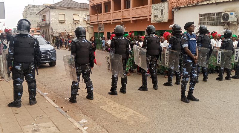Polícia Nacional reprime militantes e impede acto político de massa da UNITA no Uíge Polícia Nacional reprime militantes e impede acto político de massa da UNITA no Uíge
