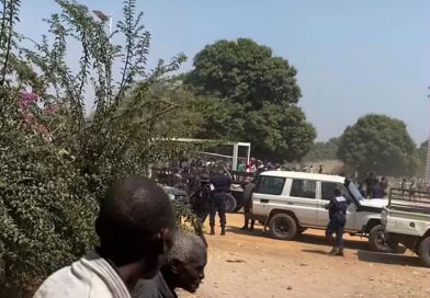 Polícia dispara contra população para impedir enterro de líder Lunda-Ndembo no quintal da residência Polícia dispara contra população para impedir enterro de líder Lunda-Ndembo no quintal da residência
