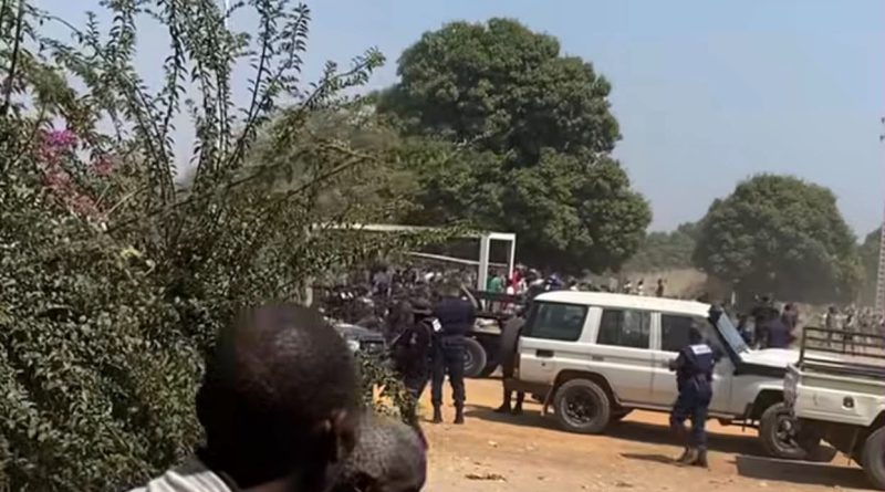 Polícia dispara contra população para impedir enterro de líder Lunda-Ndembo no quintal da residência Polícia dispara contra população para impedir enterro de líder Lunda-Ndembo no quintal da residência