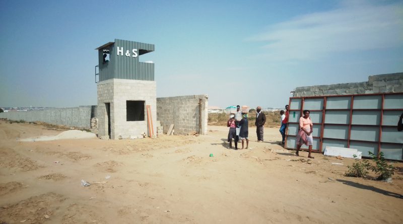 Konda Marta lamenta “favorecimento” à empresa chinesa H&S permitida construir em terrenos de camponesas na Camama Konda Marta lamenta “favorecimento” à empresa chinesa H&S permitida construir em terrenos de camponesas na Camama